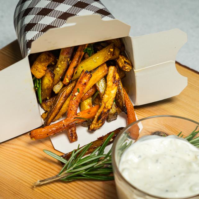 Röstitud köögiviljafriikad kodujuustusalatiga