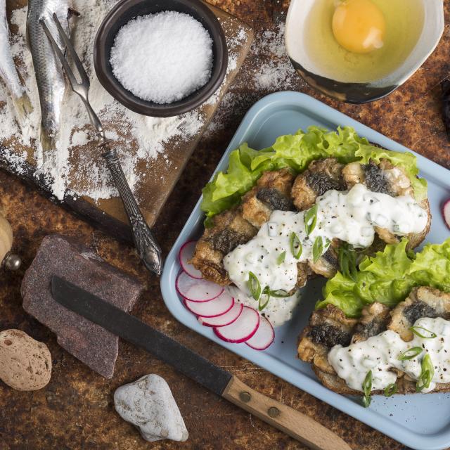 Жареная салака с черным хлебом и соусом из соленого огурца