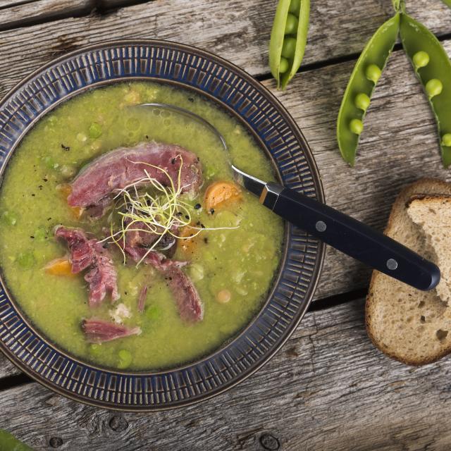 Гороховый суп с копченой косточкой